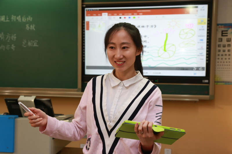 张硕,北京市东直门中学附属雍和宫小学语文教师,研究生.