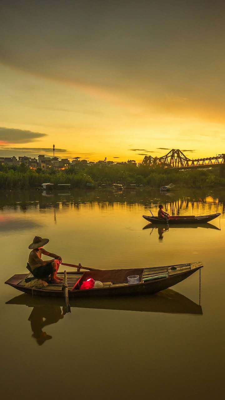 人在船上,船在水中漂流