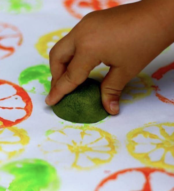 你有没有发现,把柠檬从中间切开是一个非常好看的车轮形状,用来拓印