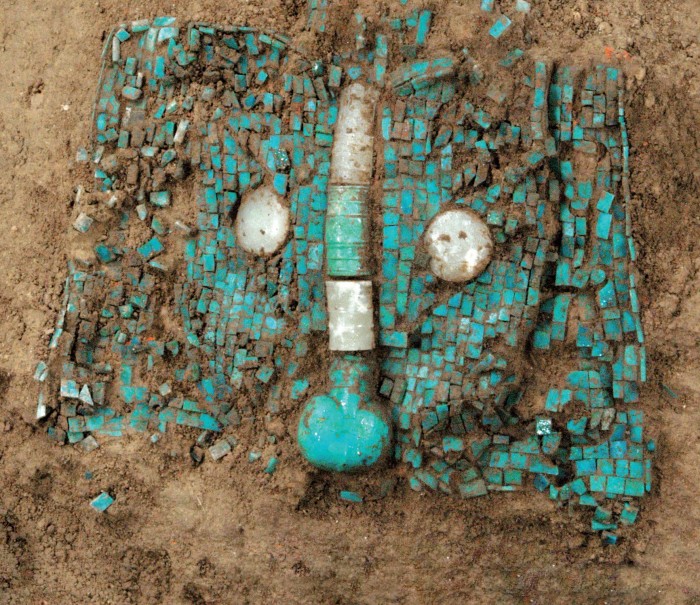 二里头文化的绿松石龙形器,2002年二里头遗址宫城3号宫庙中院瑰族