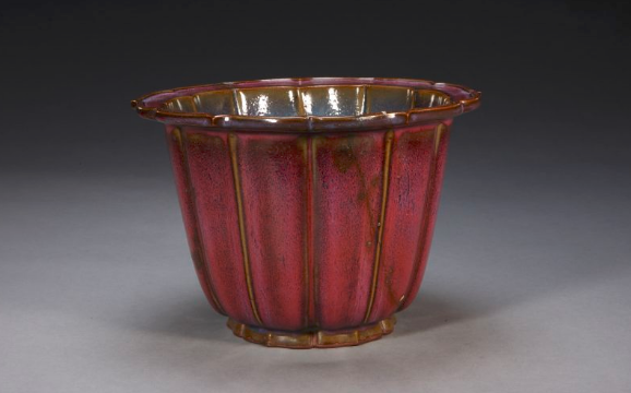 生产花器方面最有特点的窑口,可能是由于钧窑斑驳的釉色配以绚烂的