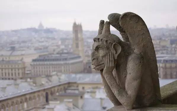 巴黎圣母院钟楼的怪兽.jpg