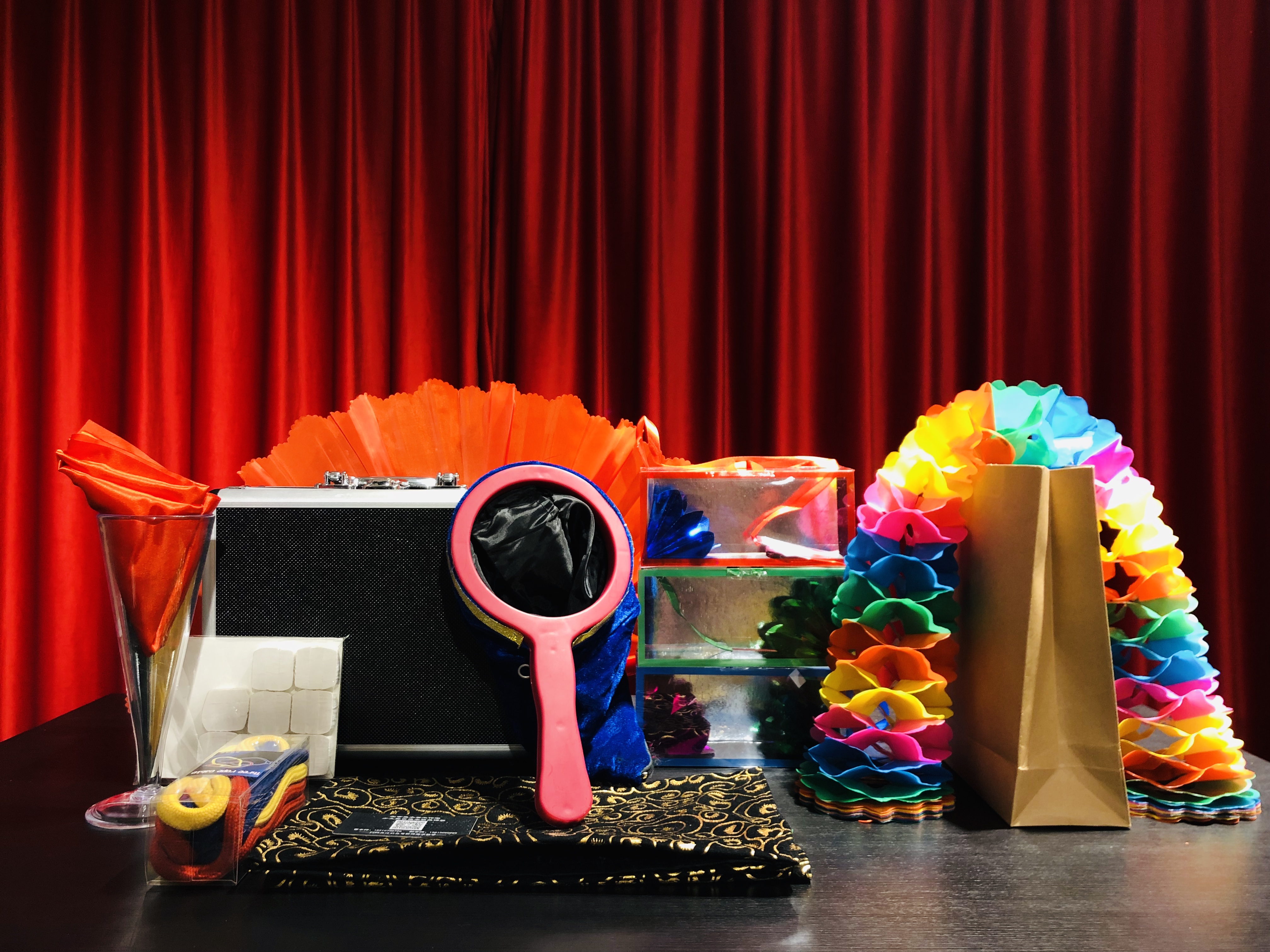 老师 给我们您的地址和电话,我们会把精美的魔术道具套装包邮送到您家