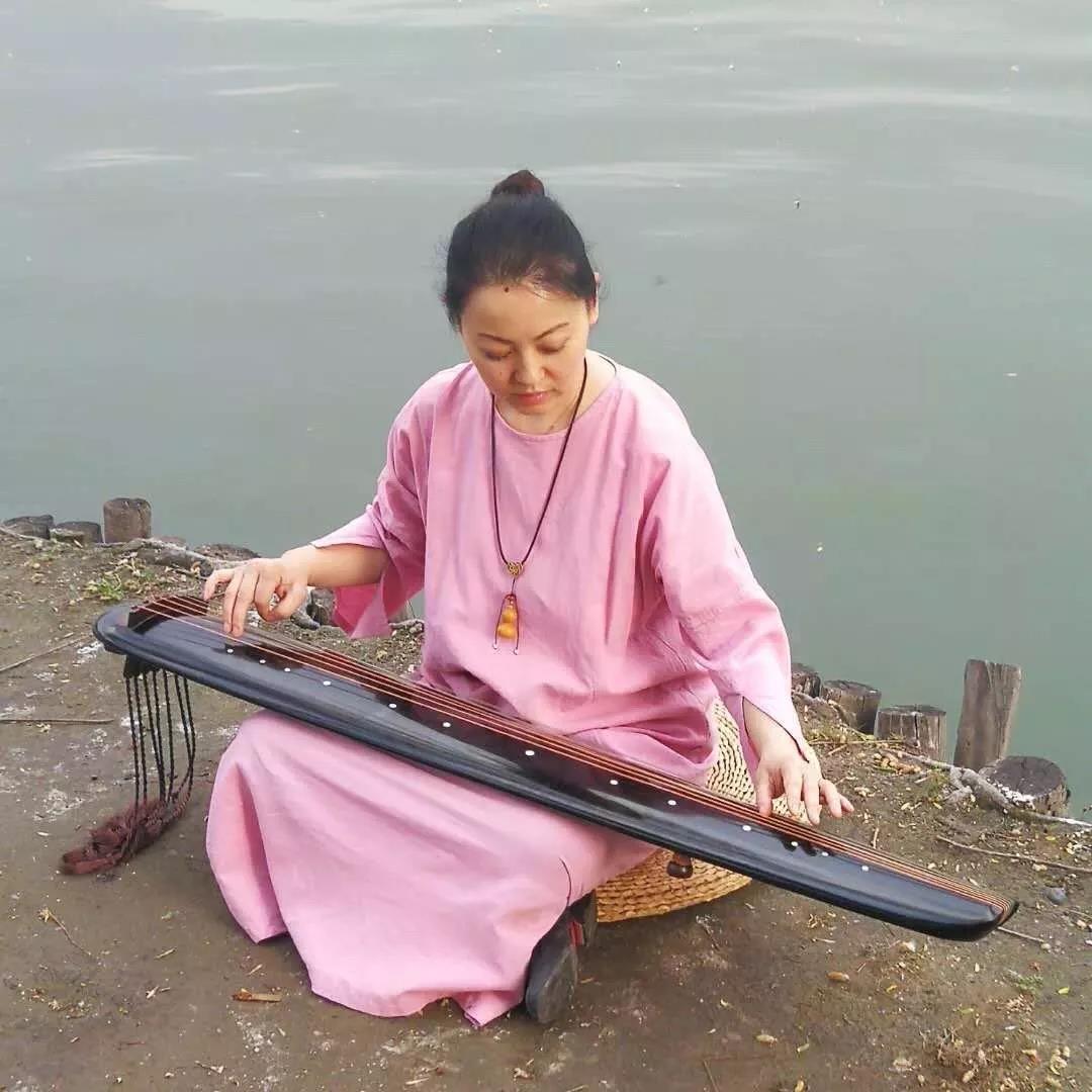 阎宝琴,师从古琴演奏家任静先生,系统学习虞山吴派和闽派古琴演奏技法